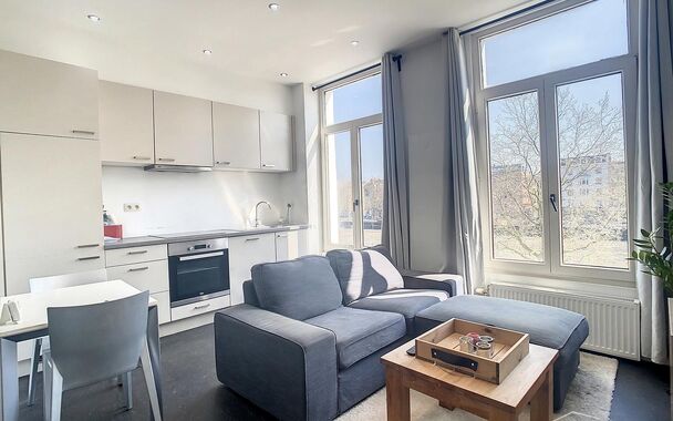 Bemeubeld éénslaapkamerappartement met een mooi open uitzicht op de nieuw aangelegde zuiderdokken.
Woonkamer met open geïnstalleerde keuken voorzien van vaatwasmachine, keramische kookplaat, dampkap, koelkast met diepvries op epoxyvloer. Tafel met stoe