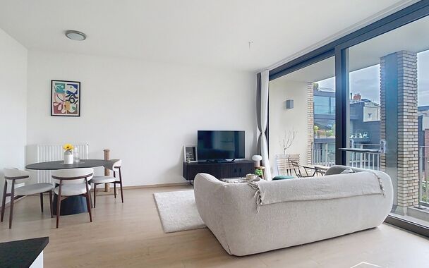 Dit recent appartement bevindt zich aan de Oude Leeuwenrui dichtbij het Eilandje. Hier is het heerlijk genieten van groen en bovendien winkels, restaurants en openbaar vervoer op wandelafstand. Dit tweeslaapkamerappartement van ca 70 m² bevindt zich op d