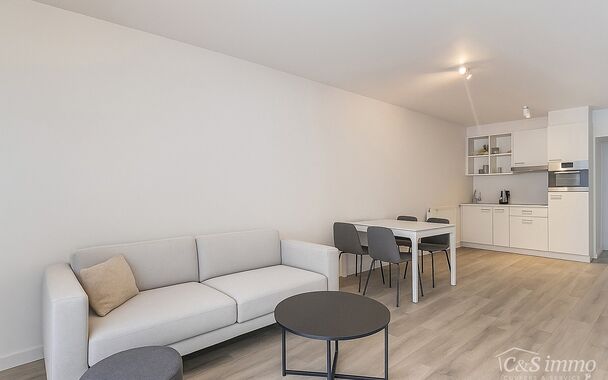 Appartement op toplocatie aan het Eilandje. De woonkamer (ca.31 m²) is aan de voorzijde gelegen met optimale lichtinval. De open keuken is volledig voorzien van een kookplaat, dampkap, oven, koelkast en vaatwasser. Via de nachthal (ca. 4m²) betreden we 
