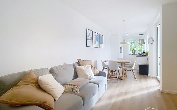 Een mooi afgewerkt appartement met een terras op een absoluut toplocatie. Bij binnenkomst verwelkomt een hal met vestiaire en een apart toilet met wastafel. De ruime woon- en eetkamer (ca. 30m²) straalt klasse uit, met een open keuken voorzien van een st