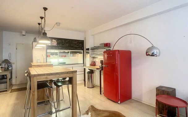 Gezellig en bemeubeld éénslaapkamer appartement, centraal gelegen tussen de hippe modewijk en het trendy Zuid. Via de lift naar eerste verdieping. Privatieve inkomhal met toegang tot toilet en vestiairekast. Lichte woonkamer (ca. 28 m²) op laminaat met