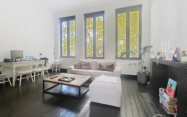 Knap bemeubeld appartement op het hippe Zuid. Vooraan ruime woonkamer (ca. 24m²) met veel natuurlijk licht op authentieke plankenvloer. Zeer groot ruimte gevoel dankzij de hoge plafonds. Aansluitend design leef-keuken voorzien van alle toestellen : koelk