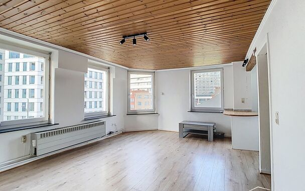 In het centrum van Antwerpen, vlakbij het Centraal Station, bevindt zich dit charmante appartement met een gunstige hoekligging, waardoor je geniet van veel natuurlijke lichtinval. Het appartement beschikt over een gezellige leefruimte met een open keuken