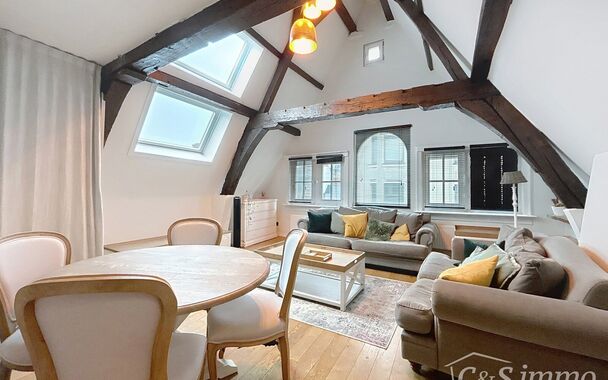 Uniek en authentiek appartement te huur op de derde verdieping, gelegen in de bekende Kammenstraat. Stap binnen in dit charmante appartement dat voorzien is van alle comfort.

De leefruimte met parketvloer baadt in natuurlijk licht en biedt zicht op de ka