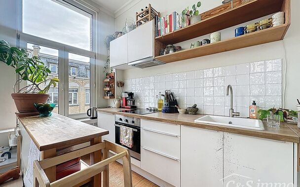 Lichtrijk appartement op de 2e verdieping, ideaal gelegen in het trendy Zuid, vlakbij de Markgravebuurt. Dankzij de hoekligging geniet je hier van veel natuurlijk licht.

Het appartement bestaat uit een inkomhal met toegang tot alle ruimtes, een ruime eet