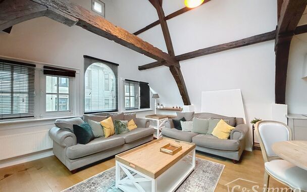 UUniek en authentiek appartement te huur op de derde verdieping, gelegen in de bekende Kammenstraat. Stap binnen in dit charmante appartement dat voorzien is van alle comfort.

De leefruimte met parketvloer baadt in natuurlijk licht en biedt zicht op de k