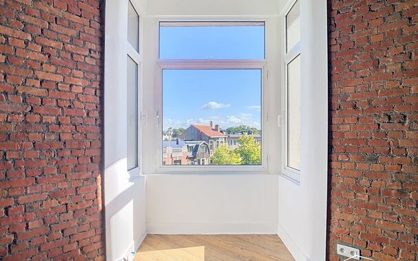 Appartement op wandelafstand van Te Boelaarpark in een kleinschalig gebouw met lift. 
Een ruime leefruimte is voorzien van de nodige meubels en baad in het daglicht. 
Aansluitend de ingerichte keuken met vuur en lavabo. 
De ruime slaapkamer (ca 19m&sup2;) is 