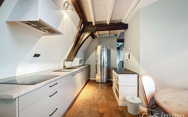 UUniek en authentiek appartement te huur op de derde verdieping, gelegen in de bekende Kammenstraat. Stap binnen in dit charmante appartement dat voorzien is van alle comfort.

De leefruimte met parketvloer baadt in natuurlijk licht en biedt zicht op de k