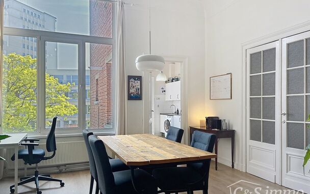 Lichtrijk appartement met balkon in het bruisende Brederodewijk, op wandelafstand van het KMSKA en het Zuidpark.
Vooraan bevindt zich de slaapkamer met aansluitend een extra kamer, ideaal als bureau of dressing. Verder door komt u in de aangename leefruim