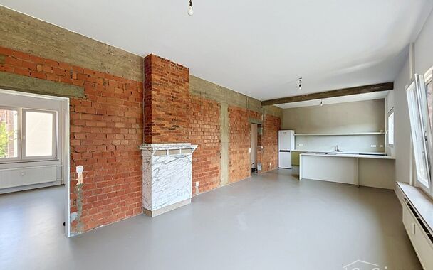 Dit aangename appartement bevindt zich op de eerste verdieping van een kleinschalig gebouw met lift, op een uitstekende ligging op wandelafstand van het Te Boelaarpark.
Via de inkomhal met vestiaire betreedt u de woning. De lichtrijke leefruimte geniet da