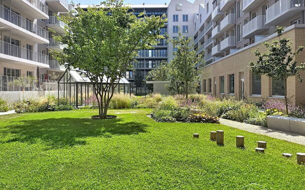 Een stijlvol en energiezuinig appartement (ca. 115 m&sup2;) met een ruim terras met prachtig uitzicht op de binnentuin van project Groene Poort. Dit unieke project werd gerealiseerd in 2026 en onderscheidt zich door zijn moderne architectuur en gemeenschappel