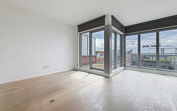 Luxueus dakappartement met twee terrassen nabij de Antwerpse kaaien.
In een rustige zijstraat van de Antwerpse kaaien bevindt zich dit stijlvolle dakappartement met twee terrassen en een aangenaam open uitzicht.
Via de inkomhal met vestiaire en apart gast