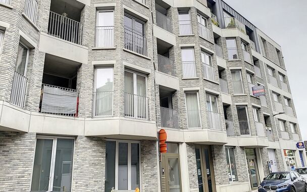 Ruim appartement met 2 slaapkamers met zicht op Park Spoor Noord. Lichtrijke woonkamer (ca. 28m&sup2;) met toegang tot het terras. Open ingerichte keuken (ca.15m&sup2;) voorzien van kwaliteitsvolle toestellen ( vaatwasser, dampkap, koelkast en keramische kookplaa