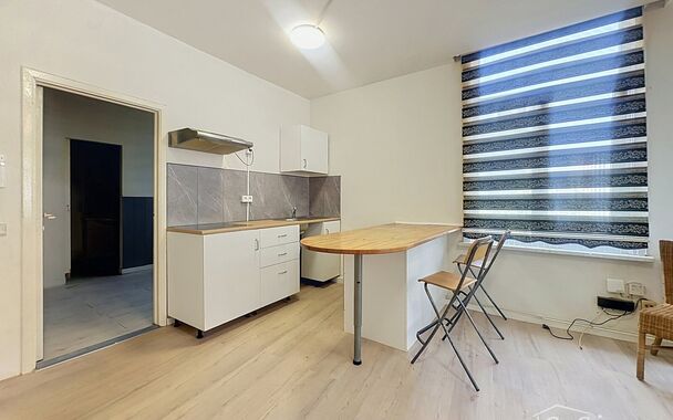 Op een uiterst centrale locatie, op de hoek van de Herderstraat en de Handelstraat en vlak bij het centrum van Antwerpen, bevindt zich dit lichtrijke appartement op de tweede verdieping van een kleinschalig gebouw zonder lift.
Dankzij de gunstige hoekligg