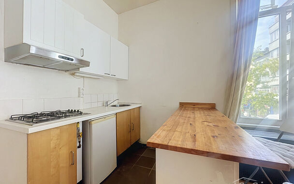 Op een uiterst centrale locatie, op de hoek van de Herderstraat en de Handelstraat en vlak bij het centrum van Antwerpen, bevindt zich dit lichtrijke appartement op de tweede verdieping van een kleinschalig gebouw zonder lift.
Dankzij de gunstige hoekligg