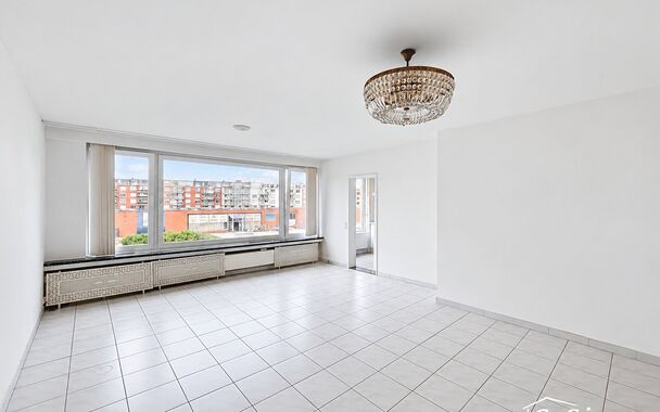 Instapklaar appartement met drie slaapkamers aan de Bosuil in een klein gebouw met garage. Een lichtrijk appartement op de 2e verdieping met terrasje.
Inkomhal, aangename en ruime leefruimte die dankzij de grote raampartijen geniet van veel natuurlijk lic
