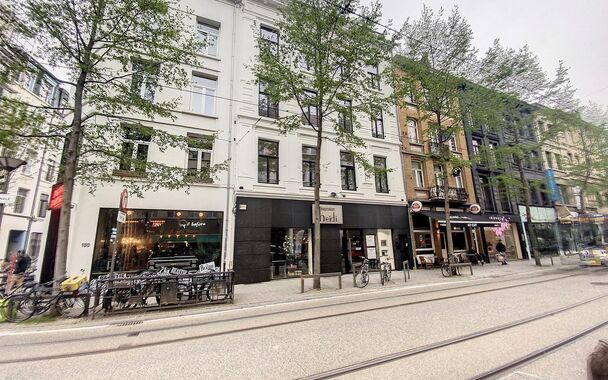 Dit uitzonderlijk lichtrijke appartement bevindt zich in een volledig gerenoveerd gebouw op een uitstekende locatie, tussen het Modemuseum en het bruisende Zuid.
Het appartement werd kwalitatief afgewerkt en combineert hedendaags wooncomfort met karakterv