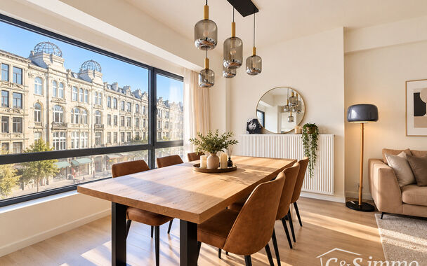 Op zoek naar een lichtrijk en comfortabel appartement op een uitstekende locatie? Dit gemeubelde appartement bevindt zich op een centrale ligging, vlak bij het centrum en Antwerpen-Centraal. De ruime leefruimte geniet dankzij de grote raampartijen van bij