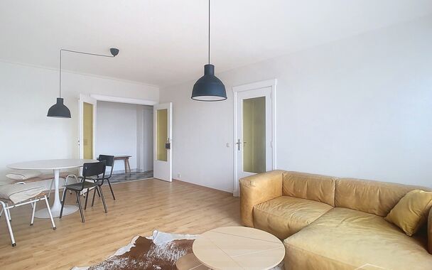 Dit verzorgde volledig ingerichte appartement bevindt zich vlakbij het bruisende Zurenborg met leuke cafés en het Boelaerpark voor een aangename wandeling. U betreedt het appartement via de inkomhal (ca.7m²) die voorzien is van kastruimte. De lichtrijke