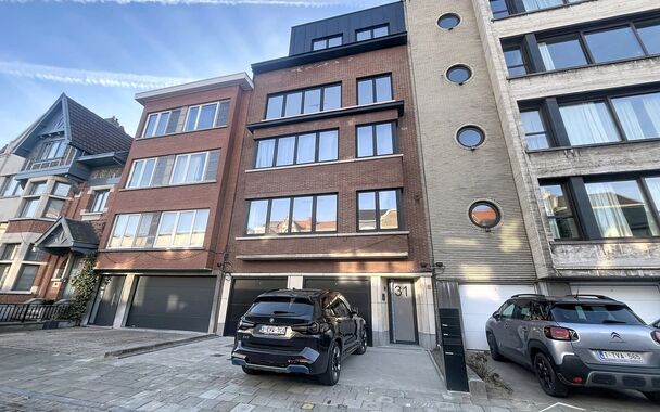 Op de vierde verdieping van een recent gerenoveerd gebouw bevindt zich dit volledig vernieuwde appartement met een zonnig terras van ca. 4m&sup2;. De ligging is ideaal: vlak bij Pulhof, de Universiteit Antwerpen en alle belangrijke invalswegen.
Bij het binnen