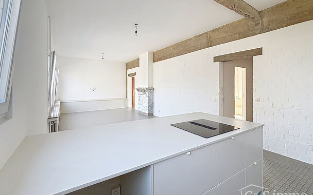 Dit aangename appartement bevindt zich op de eerste verdieping van een kleinschalig gebouw met lift, op een uitstekende ligging op wandelafstand van het Te Boelaarpark.
Via de inkomhal met vestiaire betreedt u de woning. De lichtrijke leefruimte geniet da