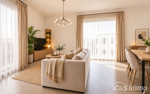 Twee slaapkamer appartement met lift. Via de gang komen we rechtstreeks in de ruime lichtrijke woonkamer op keramische tegelvloer (ca.34m&sup2;) met aansluitend de ingerichte keuken  (ca 8m&sup2; ) met koelkast, keramisch kookvuur, dampkap, ingebouwde vaatwasmach