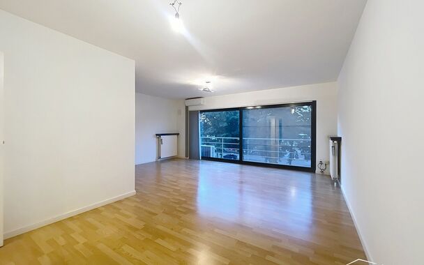 Perfect onderhouden appartement met twee slaapkamers aan de Ringlaan in Merksem. Bij binnenkomst heb je een aparte hal met  gastentoilet. De ruime woon- en eetkamer (ca. 22 m²) met aansluitend de half open luxueuze keuken (ca.6m²) is uitgerust met een g