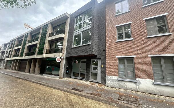 Instapklaar goed ge&iuml;soleerd appartement  in het hartje van Brasschaat.
Inkomhal met aparte berging voor wasmachine en droogkast.  Woon- en eetkamer (ca. 32m&sup2;) op laminaatvloer met een open ingerichte keuken voorzien van een eiland. De keuken is voorzien