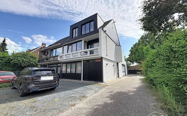 Gerenoveerd ruim duplex appartement (ca. 135m&sup2;) met tuin en terras. Ruime woon- en eetkamer (ca.43m&sup2;) op tegelvloer, met open ingerichte leefkeuken (ca. 10m&sup2;) en stenen werkblad. De keuken is voorzien van inductiekookplaat, dampkap, micro, oven, koelka