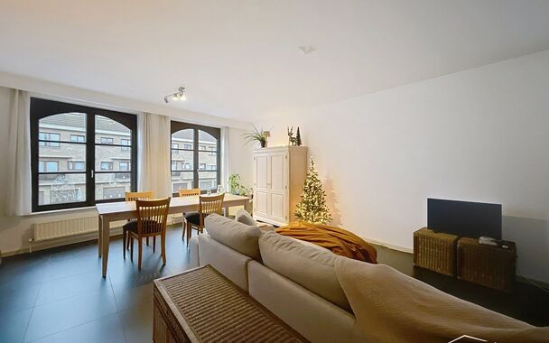 2 Slaapkamer appartement met terras (ca. 20m&sup2;) op de eerste verdieping in het centrum van St Job In't Goor. Lichtrijke woonkamer (ca. 44m&sup2;) op keramische tegelvloer met zithoek. Half open keuken (ca.8m&sup2;) voorzien van kookplaat en dampkap, oven en vaatw