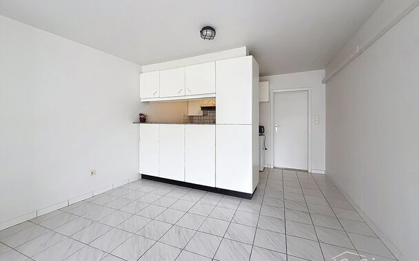 1-slaapkamerappartement ca 66m&sup2; in het centrum van Brecht gelegen op de 1e verdieping. Woonkamer (ca. 25m&sup2;) op keramische tegelvloer met een open keuken voorzien van kookplaat en dampkap. Slaapkamer (ca. 14m&sup2;) en ingerichte badkamer met ligbad, lavabo 