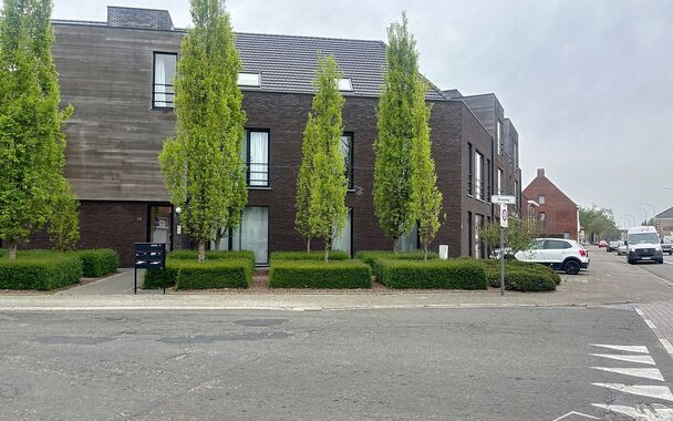 Modern en goed onderhouden appartement (ca.110 m&sup2;), met een terras van ongeveer 12 m&sup2;, op loopafstand van het centrum. Het appartement beschikt over een ruime woonkamer en eetkamer (ca.40m&sup2;), met open keuken, voorzien van een eiland (ca.14 m&sup2;). De keu