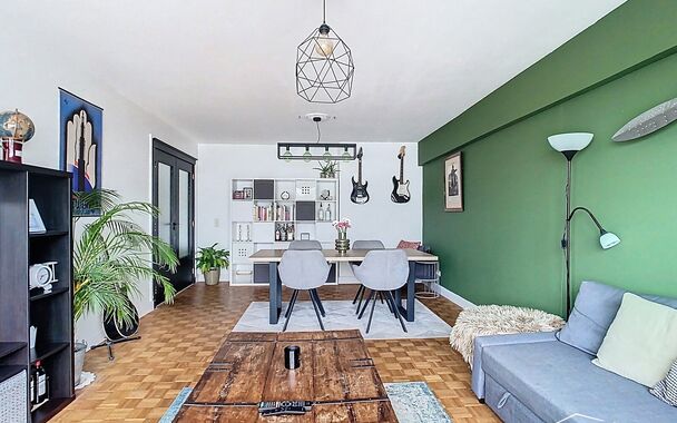 Lichtrijk instapklaar appartement op de 9e verdieping met adembenemend uitzicht over Zurenborg en de binnenstad. De ruime inkomhal op terazzo tegel biedt een ingebouwde vestiairekast + aansluiting voor wasmachine, daarnaast ook een gastentoilet met handen