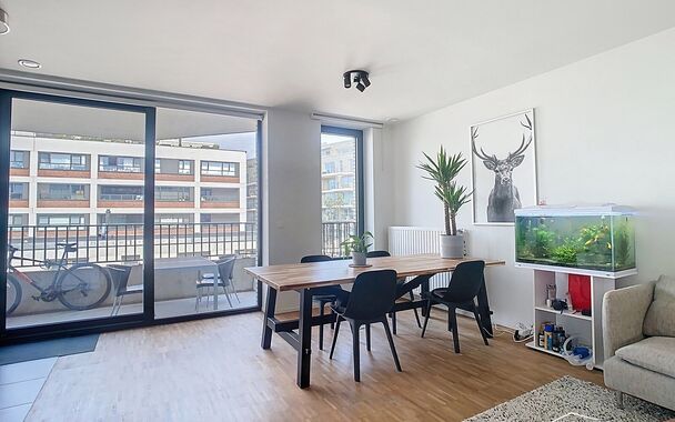Ontdek dit lichtrijke appartement in de nieuwbouwcomplex residentie Delta, gebouwd in 2020. 
Op een boogscheut van nieuwe hotspots als de Slachthuissite & Park Spoor Noord kan u deze parel vinden. Het appartement beschikt over een uitnodigende woonruimte 