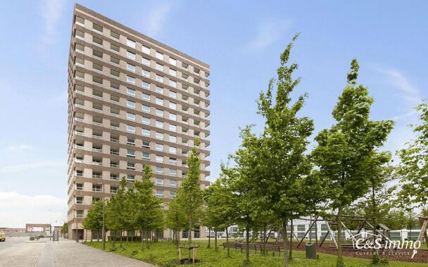 Dit instapklaar appartement (ca..94 m² ) bevindt zich op de 12e verdieping met waterzicht, op het bruisende Eilandje aan de Montevideo en op fietsafstand van het centrum. Inkomhal met toegang tot berging en apart toilet met handenwasser. Ruime woon- en e