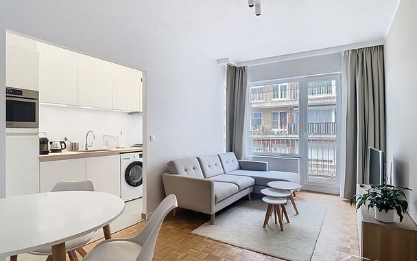 Dit gerenoveerd 1-slaapkamer appartement bevindt zich in een goed onderhouden gebouw. vlakbij Park Spoor Noord. Via de inkomhal betreedt u de lichtrijke woonkamer (ca.17m²) aan de achterzijde gelegen. De keuken (ca.7m²) bevindt zich aansluitend en is vo