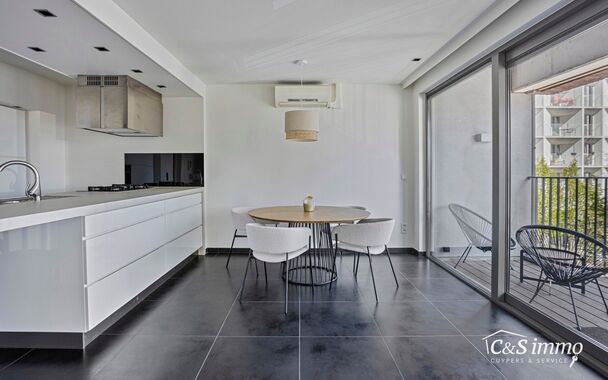 Instapklaar pareltje op het bruisende Eilandje.
Stijlvol en perfect onderhouden appartement van ca. 100 m², gelegen op de tweede verdieping van een modern gebouw met zicht op het gloednieuwe ziekenhuis aan de Stroom. Hier woont u te midden van het levend