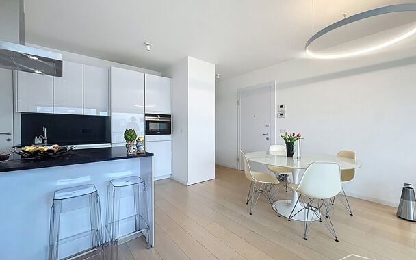 In het charmante en levendige Zurenborg, één van de meest gegeerde wijken van Antwerpen, bevindt zich dit stijlvol appartement (bouwjaar 2016) op de derde verdieping van een verzorgd gebouw met lift. Het appartement biedt een lichtrijke leefruimte op pa