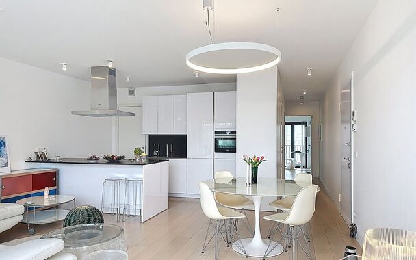 In het charmante en levendige Zurenborg, één van de meest gegeerde wijken van Antwerpen, bevindt zich dit stijlvol appartement (bouwjaar 2016) op de derde verdieping van een verzorgd gebouw met lift. Het appartement biedt een lichtrijke leefruimte op pa