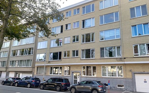 Dit appartement is ideaal gelegen aan de statige Jan Van Rijswijcklaan, één van de belangrijkste invalswegen tot het stadscentrum vanuit het zuiden. U betreedt het appartement vanuit de inkomhal (ca.12m²)  op tegelvloer, voorzien van maar liefst 3 berg