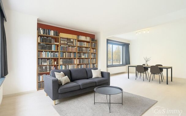Dit hoekappartement op de eerste verdieping bevindt zich in een goed onderhouden gebouw op het Frederik Van Eedenplein te Linkeroever, een toplocatie vlak bij winkels, scholen, sportaccommodaties en openbaar vervoer. Bovendien ligt het pand aan een gezell
