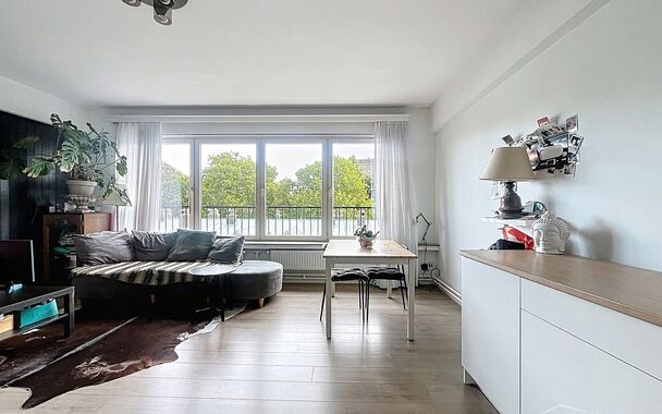 In één van de charmantste straatjes van de oude binnenstad vind je dit gerenoveerde appartement op de vierde verdieping van een kleinschalig gebouw. Je komt binnen via de inkomhal, waarna de lichte woonkamer (ca. 31 m²) meteen opvalt door het open zich