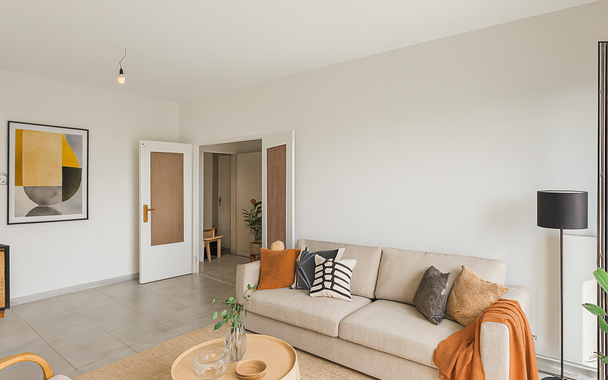 Op wandelafstand van het groene Park Spoor Noord bevindt zich dit recent gerenoveerde dakappartement.
Bij het binnenkomen tref je een inkomhal met ingebouwde kasten en aansluiting voor een wasmachine. De lichtrijke woonkamer (ca. 25 m²) met tegelvloer be