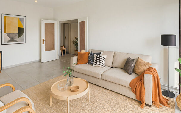 Op wandelafstand van het groene Park Spoor Noord bevindt zich dit recent gerenoveerde dakappartement.
Bij het binnenkomen tref je een inkomhal met ingebouwde kasten en aansluiting voor een wasmachine. De lichtrijke woonkamer (ca. 25 m²) met tegelvloer be