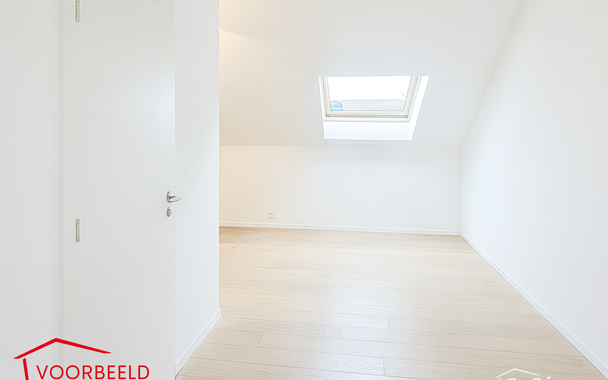 Ontdek dit verzorgd één slaapkamer dakappartement, ideaal voor de investeerder/eindgebruiker. Het appartement is voorzien van verschillende praktische upgrades, waaronder vernieuwde ramen met dubbel glas, elektrische rolluiken en kwalitatieve afwerkinge