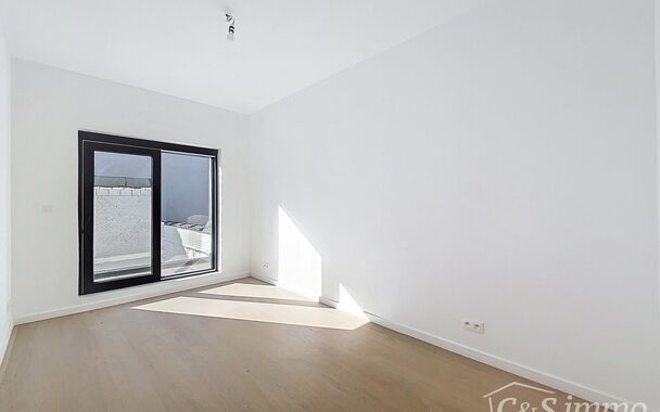 Dit charmante vernieuwde appartement in een klein gebouw,  biedt een perfecte balans tussen comfort en stijl, gelegen in de levendige en vernieuwende wijk Stuivenberg. 
Bij binnenkomst inkomhal met een apart toilet. De lichtrijke leefruimte van ca. 29m² 