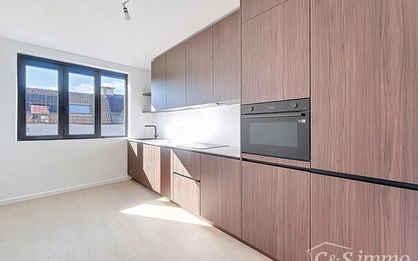 Tip top afgewerkt duplex appartement met 2 slaapkamers.  Dit appartement biedt een perfecte balans tussen comfort en stijl, gelegen in de levendige en vernieuwende wijk Stuivenberg. Bij binnenkomst inkomhal met een apart toilet. De lichtrijke leefruimte o