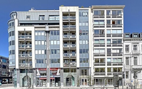 Dit unieke hoekappartement met een riant dakterras op de zesde verdieping biedt een uitzonderlijke ligging recht tegenover het oude justitiepaleis, op wandelafstand van zowel het centrum van Antwerpen als het Zuid. Dankzij de directe verbinding met de Ant