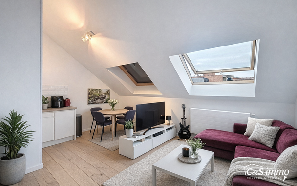 Ontdek dit verzorgd &eacute;&eacute;n slaapkamer dakappartement, ideaal voor de investeerder/eindgebruiker. Het appartement is voorzien van verschillende praktische upgrades, waaronder vernieuwde ramen met dubbel glas, elektrische rolluiken en kwalitatieve afwerkinge