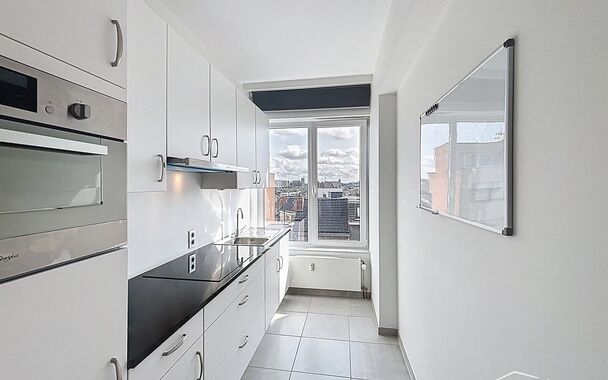 Op wandelafstand van het groene Park Spoor Noord bevindt zich dit recent gerenoveerde dakappartement.
Bij het binnenkomen tref je een inkomhal met ingebouwde kasten en aansluiting voor een wasmachine. De lichtrijke woonkamer (ca. 25 m&sup2;) met tegelvloer be